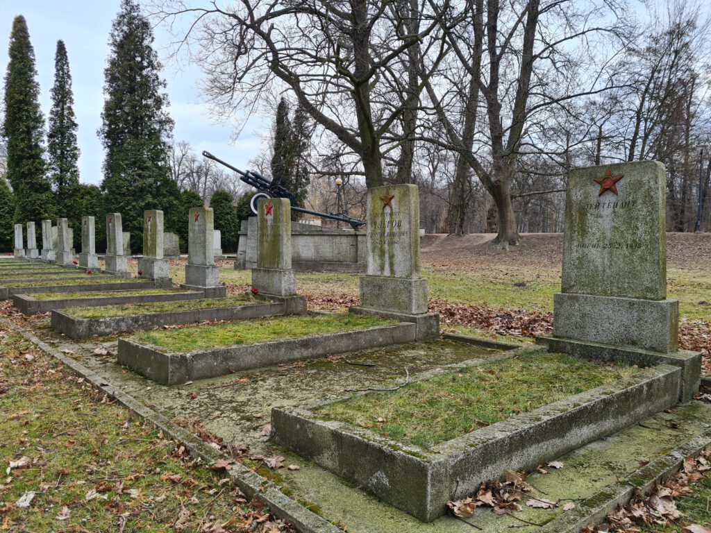 Cmentarz Żołnierzy Radzieckich. Spokojne miejsce niespokojnych emocji