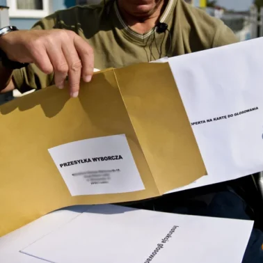 Mężczyzna bierze udział w wyborach korespondencyjnych
