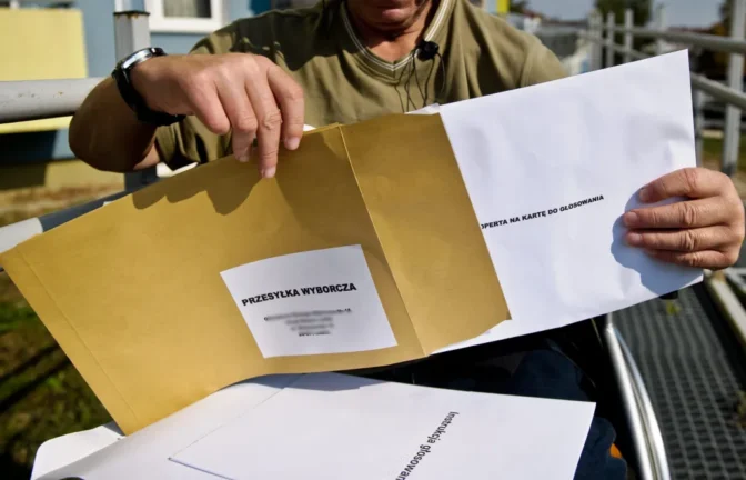 Mężczyzna bierze udział w wyborach korespondencyjnych