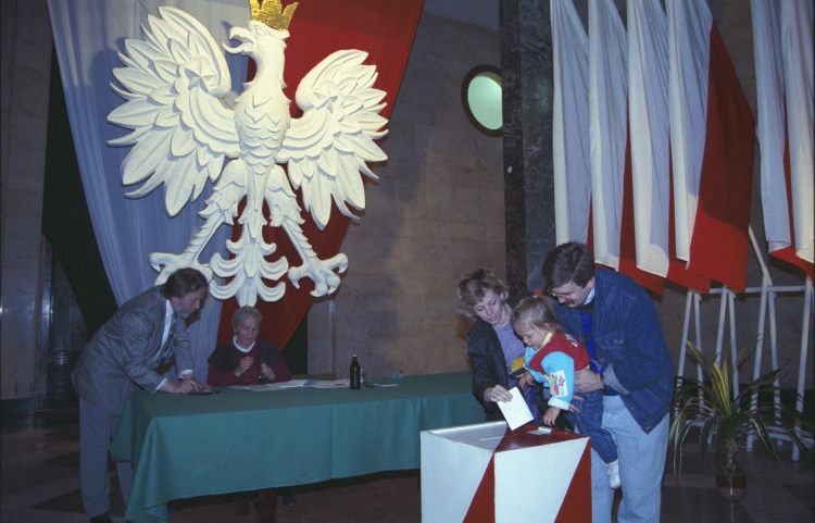 Warszawa, 27 maja 1990 r. Wybory do rad gmin przeprowadzone po uchwaleniu w dniu 8 marca 1990 r. przez Sejm ustawy o samorządzie gminnym. Nz. obwodowa komisja wyborcza w gmachu Pałacu Kultury i Nauki.