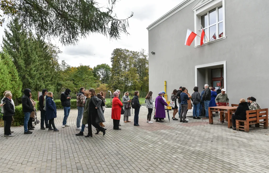 Głosowanie w lokalu wyborczym