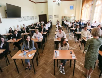 Egzamin maturalny z języka polskiego w II LO im. Marii Skłodowskiej-Curie w Gorzowie Wielkopolskim, 5 bm. Tegoroczni absolwenci liceów ogólnokształcących, techników i szkół branżowych II stopnia przystąpili o godzinie 9.00 do obowiązkowego pisemnego egzaminu z języka polskiego na poziomie podstawowym.