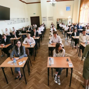 Egzamin maturalny z języka polskiego w II LO im. Marii Skłodowskiej-Curie w Gorzowie Wielkopolskim, 5 bm. Tegoroczni absolwenci liceów ogólnokształcących, techników i szkół branżowych II stopnia przystąpili o godzinie 9.00 do obowiązkowego pisemnego egzaminu z języka polskiego na poziomie podstawowym.