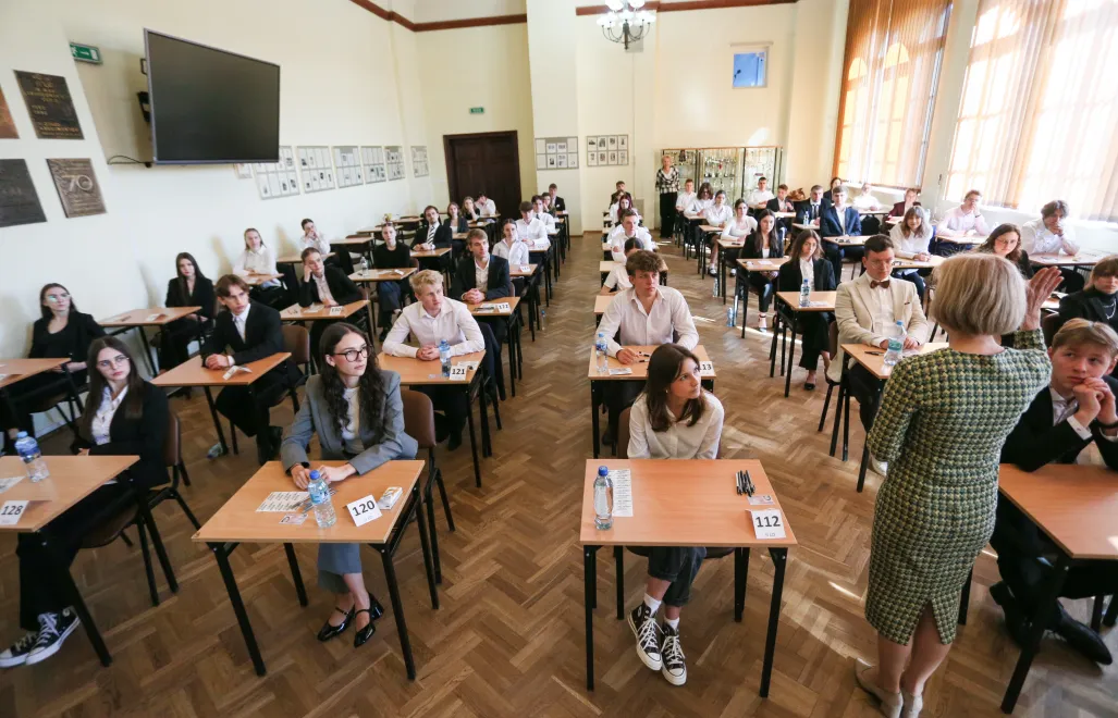 Egzamin maturalny z języka polskiego w II LO im. Marii Skłodowskiej-Curie w Gorzowie Wielkopolskim, 5 bm. Tegoroczni absolwenci liceów ogólnokształcących, techników i szkół branżowych II stopnia przystąpili o godzinie 9.00 do obowiązkowego pisemnego egzaminu z języka polskiego na poziomie podstawowym.