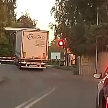 Kalisz policja kierowca ciężarówki przejazd kolejowy