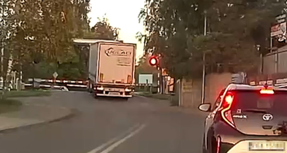 Kalisz policja kierowca ciężarówki przejazd kolejowy